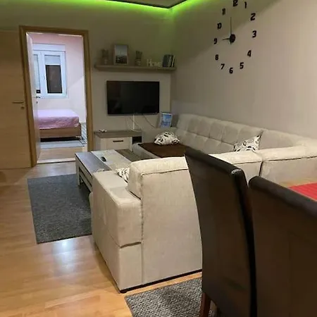 Modern 2 Bedroom Flat In Centre